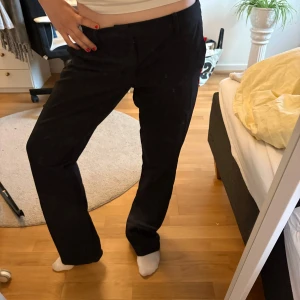 Lågmidjade kostymbyxor  - Raka Lågmidjade kostymbyxor.  De är bra skick lite slitna längst ner som man se på sista bilden. Säljer då de är förstora för mig. Tveka inte att skriva om du undrar något