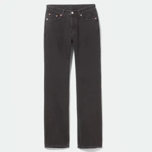 Jeans weekday - Säljer mina jeans från weekday i modellen ”pin mid straight jeans” eftersom de inte passar längre, använda några gånger men bra skick, storlek W25 L34 och passade mig som är 168. Low-/mid waist