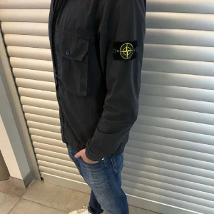 Stone Island Jacka - Säljer nu min Stone Island jacka då den blivit för liten. Skicket är 9/10, bara höra av dig vid fundering eller liknande. Pris ej hugget i sten vid snabb affär