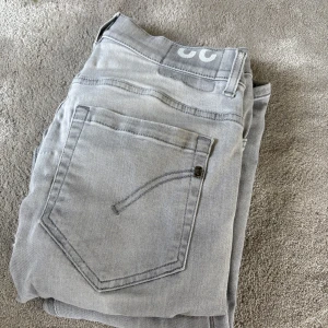 Dondup George  - Dondup George jeans i storlek 32 dom är ganska använda. Har en lagning i skrevet. Bara att skriv vid minsta lilla fundering 