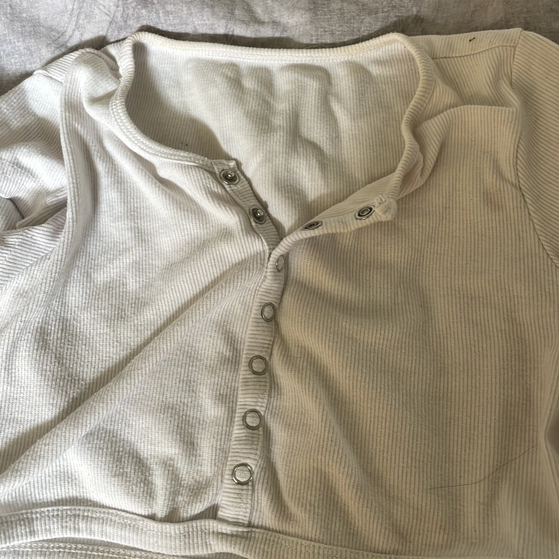 Vit ribbad croppad topp med knappar - 1