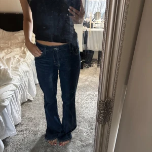 Mörkblå bootcut jeans - Snygga mörkblåa jeans med low rise flare modell.