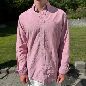 Rosa Ralph Lauren Skjorta - Rosa Ralph lauren skjorta || Storlek S (Custom Fit) || Skjortan är i mycket bra skick || Mitt pris 599kr || modellen på bilden är 170cm och väger 63kg || Tveka inte på att höra av dig vid frågor eller funderingar 