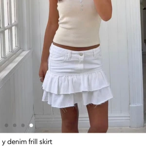 jeans volangkjol - populär jeanskjol med volanger i storlek 152🤍passar storlek xxs/xs! helt ny med prislappar