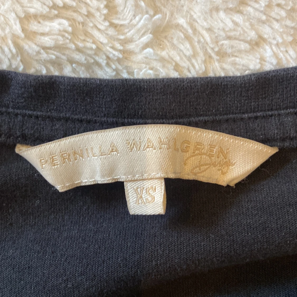 Svart t-shirt Pernilla Wahlgren  - 1