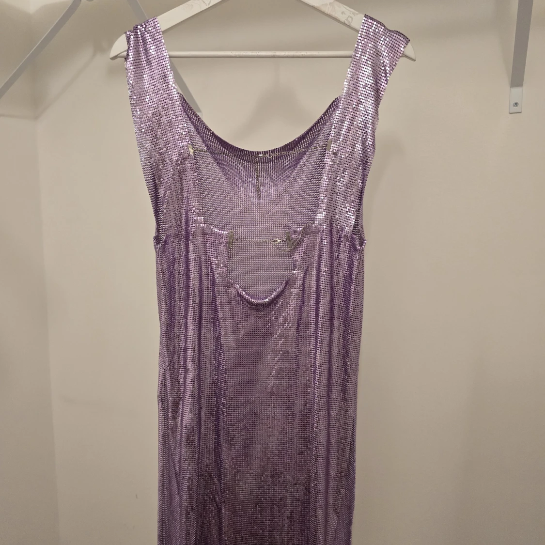 Lila glittrig kortklänning i metall - 1