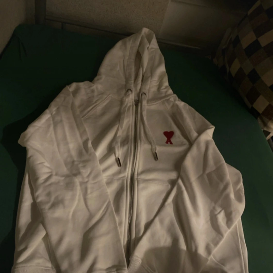 Vit hoodie med rött hjärta från Ami