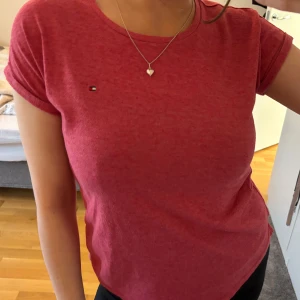 Tommy hilfiger tröja - Rosa tröja från Tommy Hilfiger. Storlek 164 men passar mig som vanligtvis har S/M
