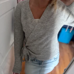 Grå omlottkofta med knyt i sidan - Supermysig och söt 💘💘💘💘💘