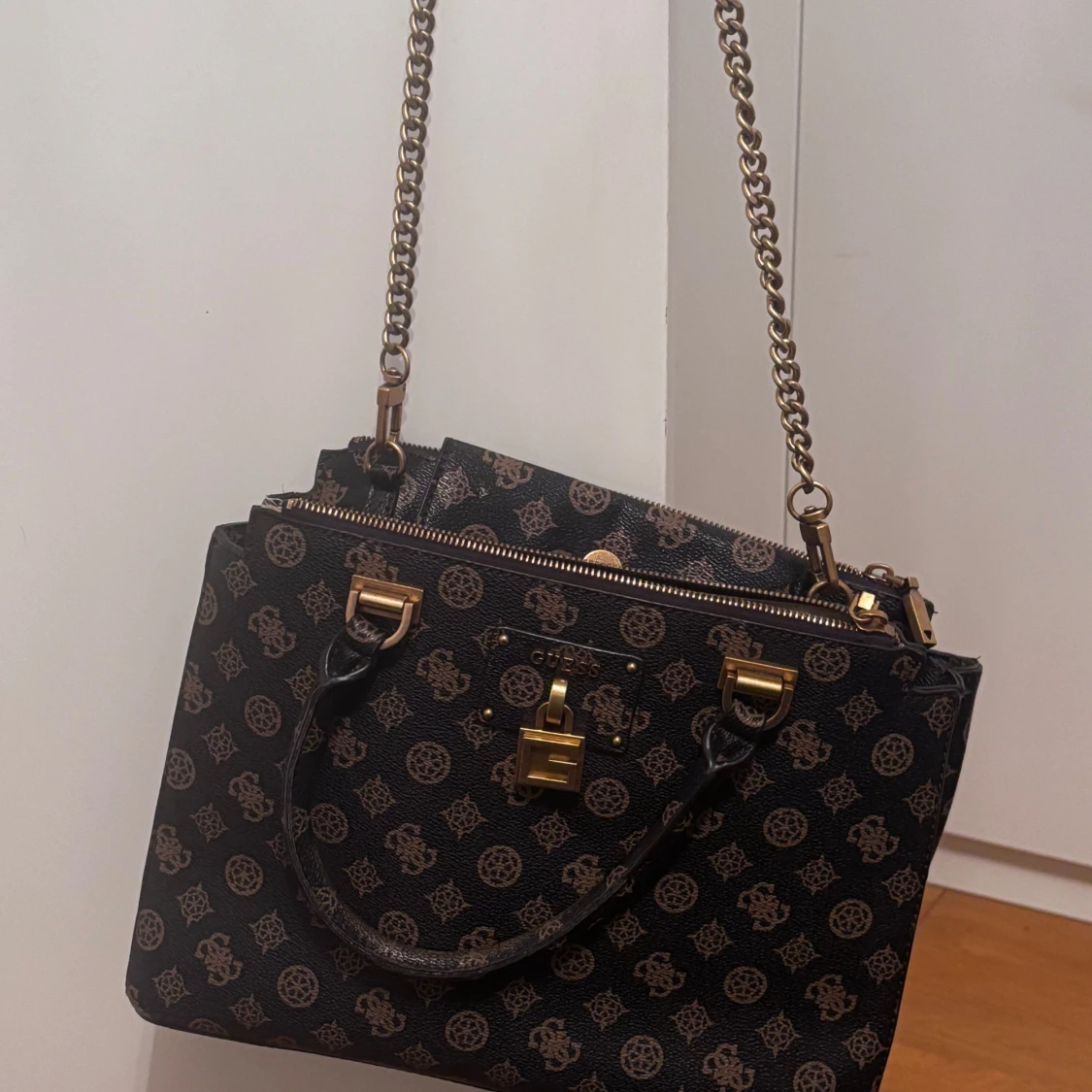 Svart handväska från Guess med kedja - 2