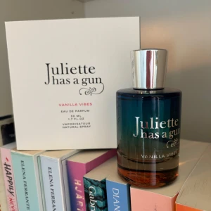 Juliette Has a Gun Vanilla Vibes 50ml - Parfymen Vanilla Vibes från Juliette Has a Gun i en snygg flaska med blå och bärnstensfärgad toning samt silverfärgad kork. Doften är en Eau de Parfum och flaskan rymmer 50 ml. Kommer i originalförpackning. Endast testad 