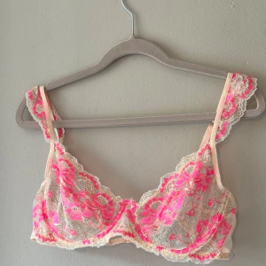 Spets BH  - Spets bh med bygel. Ingen vaddering, axelband som man kan justera. Den är i storlek XL.