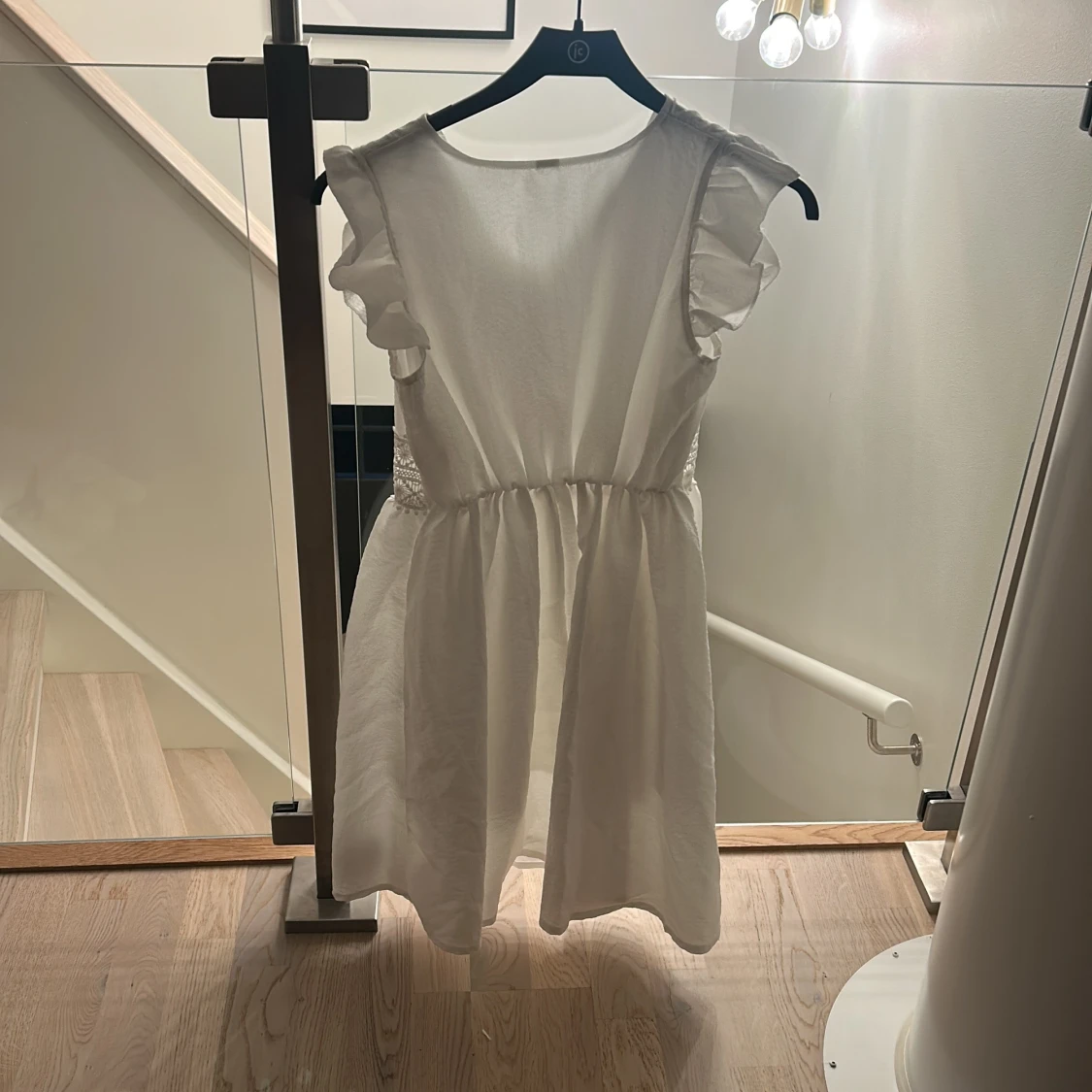 Vit kortklänning med spetsdetalj - 1