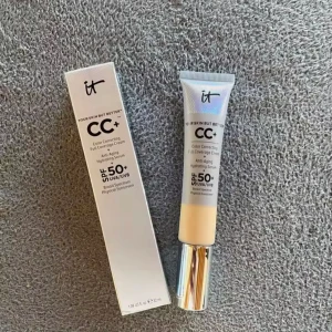 IT Cosmetics CC+ Cream SPF 50+ - IT Cosmetics CC+ Cream med SPF 50+ ger full täckning och jämnar ut hudtonen. Tuben är silverfärgad med metalliskt lock och innehåller 32 ml. Färgen är ljusbeige och formulan är återfuktande med anti-age egenskaper.