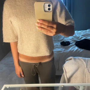 Beige stickad tröja & Other Stories - Beige stickad från Other Stories i storlek Xs💕💕💕 bra skick!