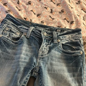 Miss Me ljusblå jeans - Säljer ett par ljusblå jeans från Miss Me med snygga dekorativa nitar på fickorna. Jeansen är straight/skinny. Jag är 158 och längden är bra. Pris kan diskuteras ❣️