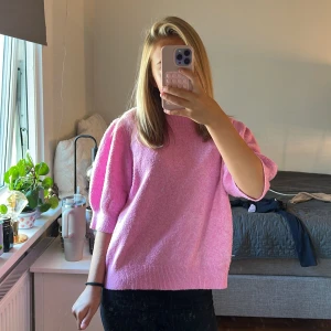 Stickad tröja  - En fin stickad tröja med puffar på armarna från vero Moda den kommer tyvärr inte till användning längre för tycker it om armarna i storlek xs men passar mig och jag är en S 