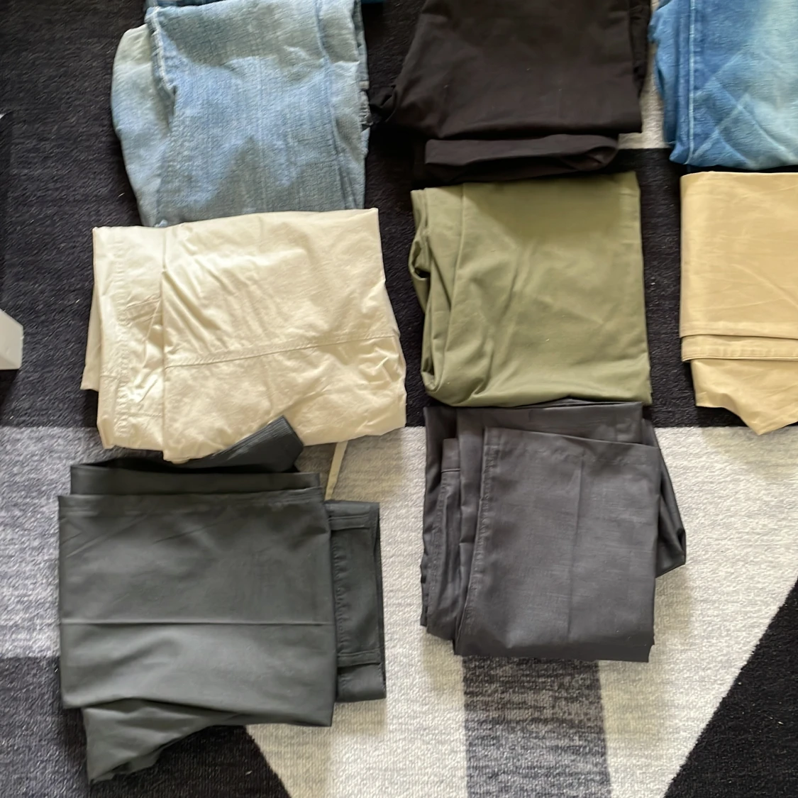 Mix av jeans och byxor i olika färger - 4