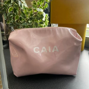 CAIA necessär rosa sminkväska - Caia stor necessär, rosa. Jättefin utanpå. Inuti finns det fläckar, men den är tvättad i maskin.