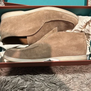 Loro Piana Open Walk - Tja! Säljer nu dessa sjyssta Loro Piana Open Walks. De är i mycket bra skick, bara använts ett par få gånger. Allt följer med, som låda och dustbags. Storlek 41 och en halv men passar mer som 42 eller 42 och en halv. Hör av vid frågor!