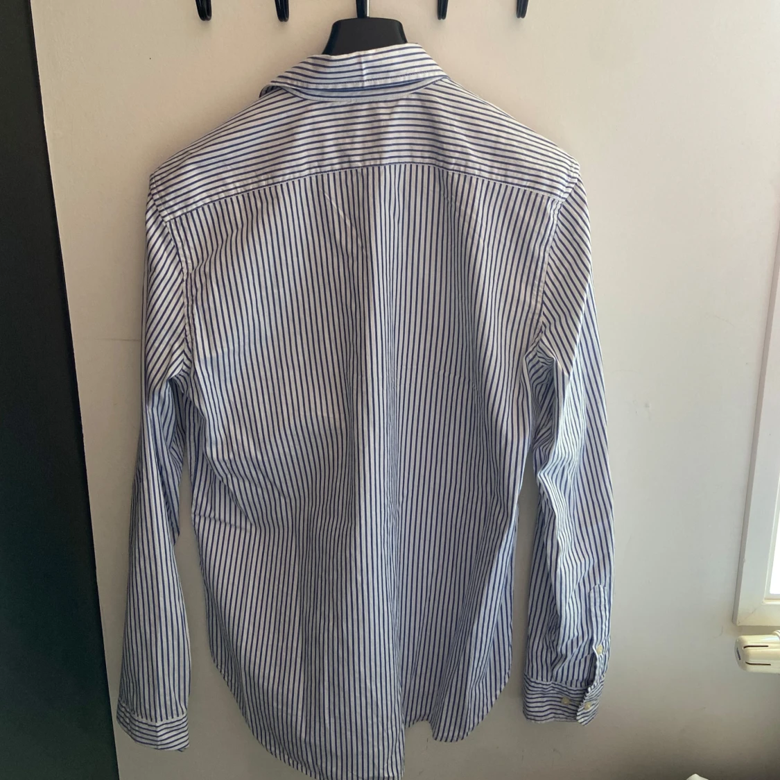 Blåvit randig skjorta från Scalpers - 1