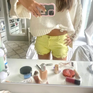 Lågmidjade gula shorts med spetsdetaljer - Världens coolaste shorts, köpta utomlands❤️❤️ midja rakt över 38cm men stretchiga så passar många!!