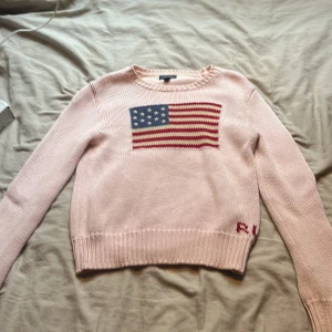 Ljusrosa stickad tröja Polo Ralph Lauren - Superfin ljusrosa stickad tröja från Polo Ralph Lauren med amerikansk flagga, väldigt nytt skick
