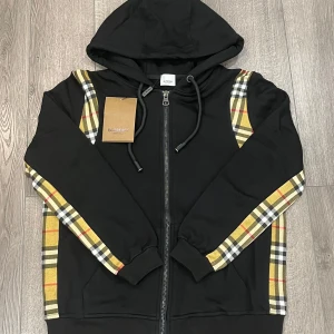 Burberry zip up hoodie - Burberry zip up hoodie till salu inga konstigheter, tillkommer med tags. Hör gärna av er vid intresse!!