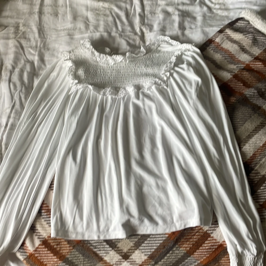 Vit långärmad blus med smock