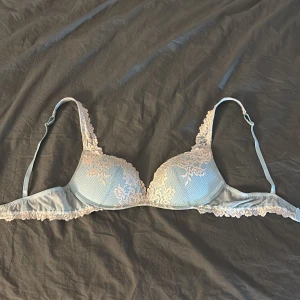 Intimissimi bh - Supersöt ljusblå bh från intimissimi. Bh:n har justerbara axelband och hakknäppning bak. Tvättas såklart innan den postas