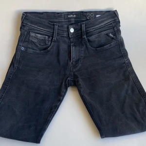Replay anbass jeans  - En par feta replay anbass jeans perfekt till hösten | skicket på jeansen är väldigt bra 9/10 | storlek w29 | ny pris 1700: mitt pris är 499 | skriv vid frågor och funderingar
