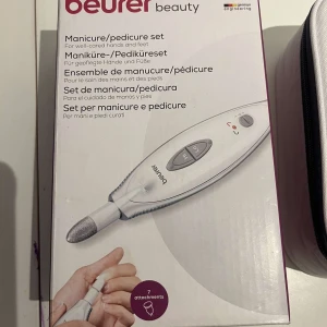 Beurer manikyr- och pedikyrset - Elektriskt manikyr- och pedikyrset från Beurer i silver och vitt. Setet innehåller 7 olika tillbehör för nagelvård, en smidig förvaringsväska och laddare. Perfekt för att fixa naglarna hemma med proffsig känsla. Kommer med tydliga knappar för Hi/Lo-hastighet.