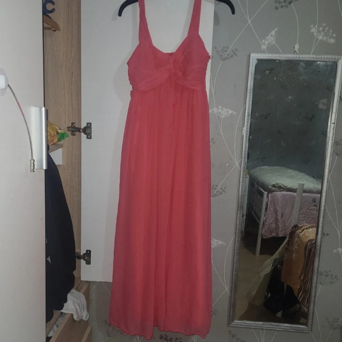 Lång rosa klänning med twistad byst - 1