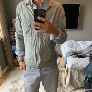 Ljusgrå cardigan jacka med dragkedja från cizare - Chasmire kofta från cizare 