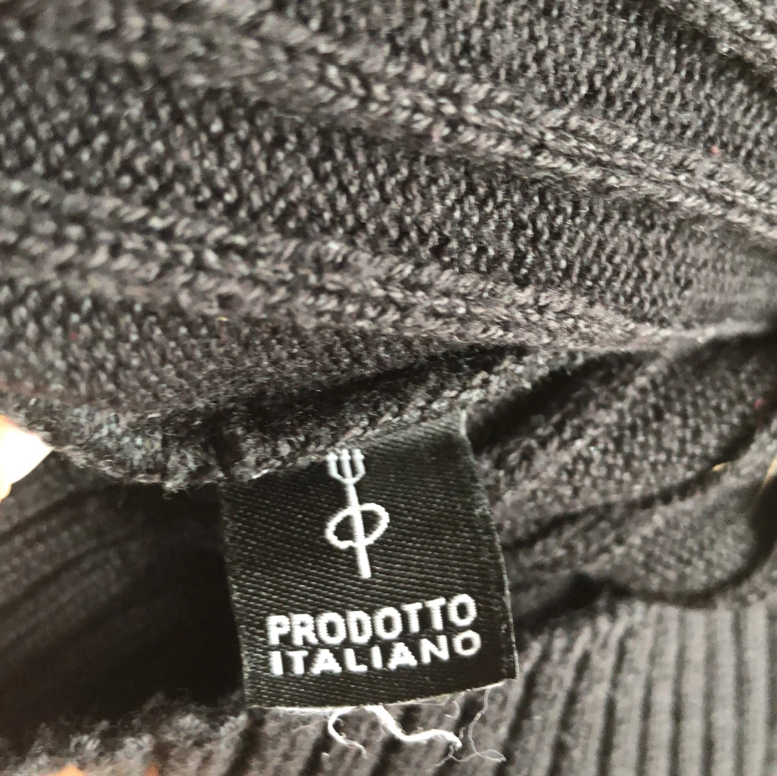 Svart ribbad stickad tröja med text - 4