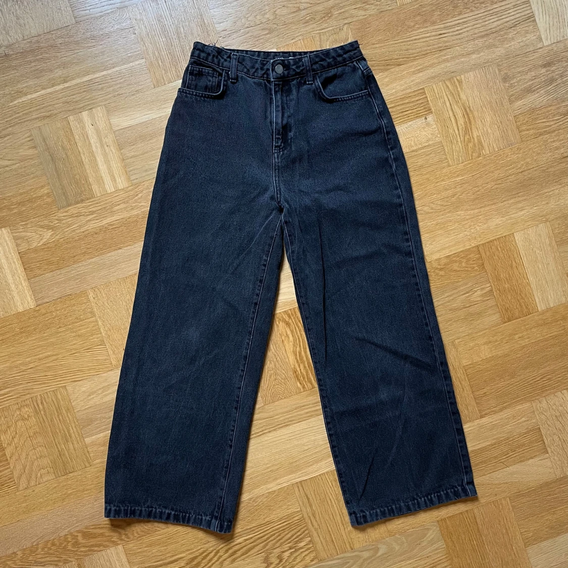 Svarta vida jeans - 1