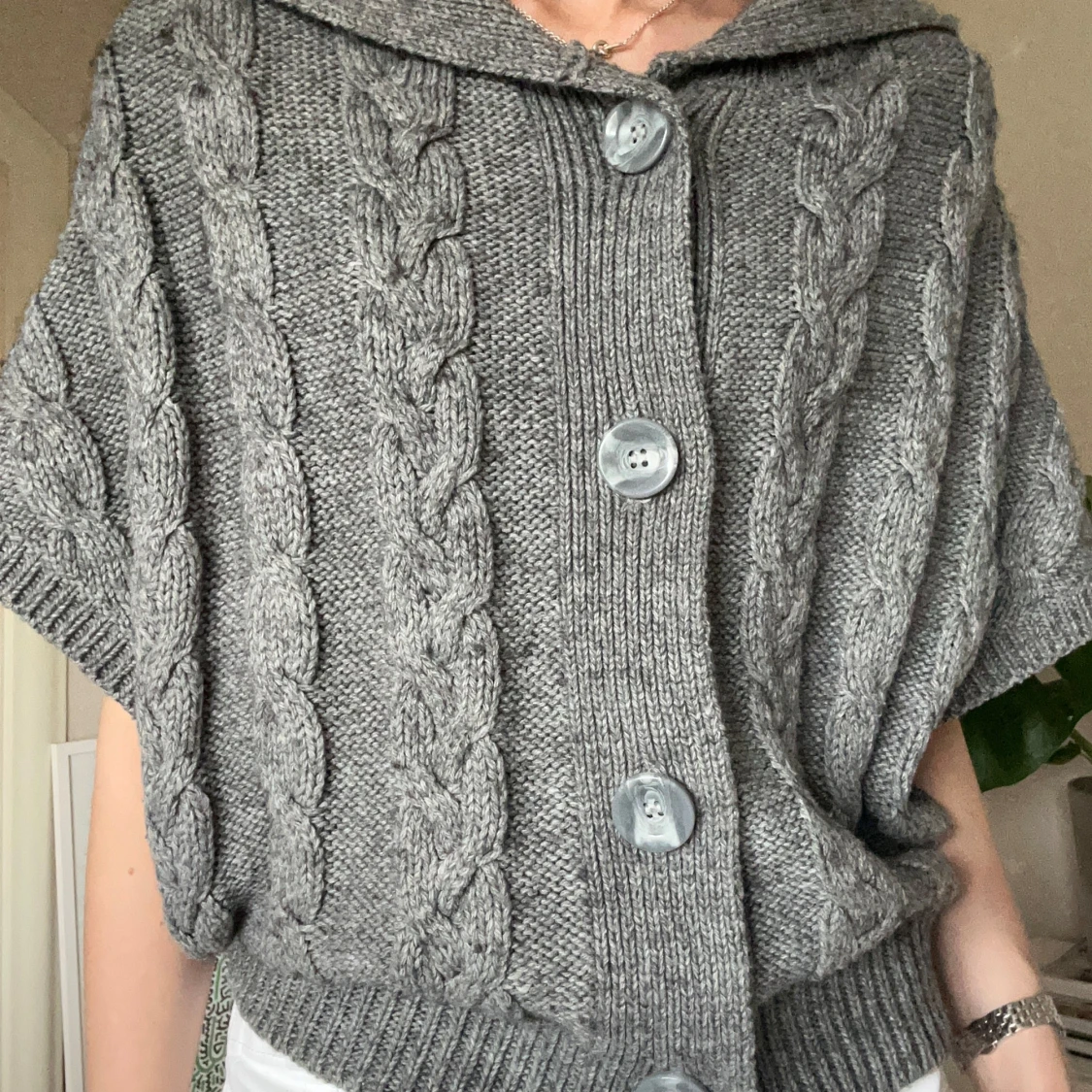 Grå stickad kofta med stora knappar - 1