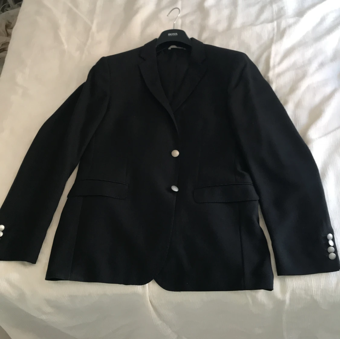 Svart kavaj från BOSS med silvriga knappar - 3
