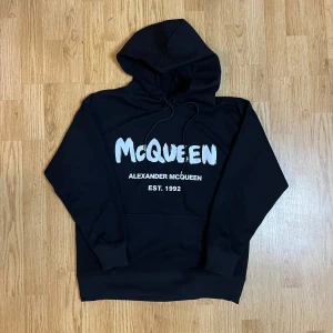 Alexander McQueen hoodie - Helt ny kom med frågor och bud😁