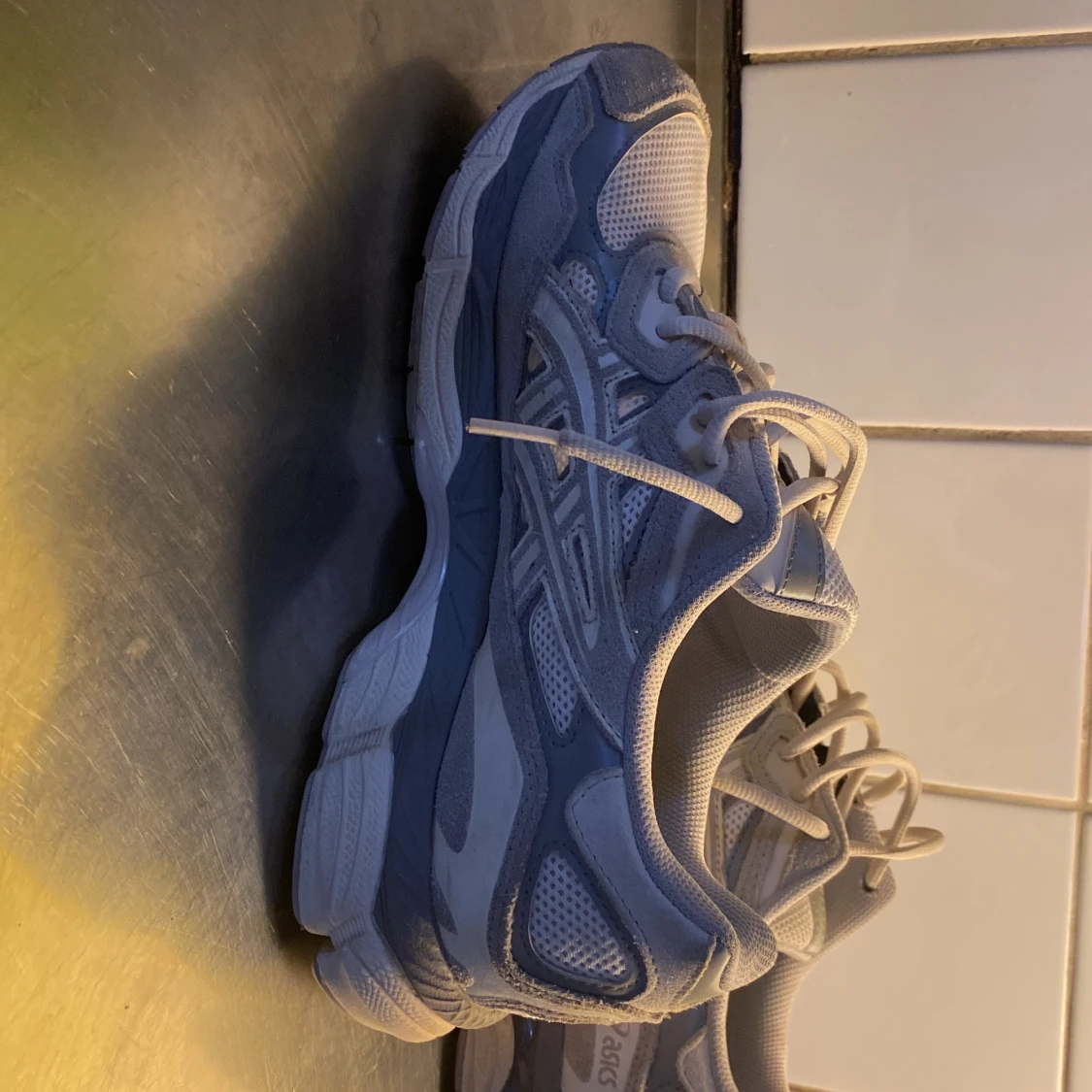 Grå Asics sneakers med mesh och mocka - 2