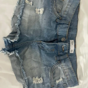 Lågmidjade jeansshorts med slitningar - Såå snygga💕💕midjemått ca 38/39, längd 24