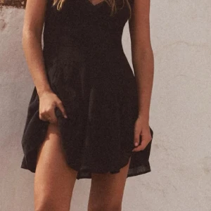 Zara klänning HELT NY! - Helt ny Zara klänning med prislapp kvar aldrig använd då den ej passade men returtiden har gått ut. 200kr men pris går att diskutera. Perfekt sommar/strandklänning och formar kroppen fint.