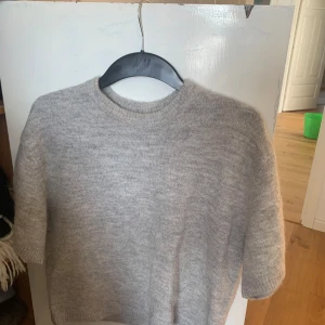 Stickad T-shirt  - Aldrig använd stickad grå tröja från Ginatricot. Pris kan diskuteras vid snabb affär