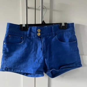 Jeansshorts - Super snygga blåa jeans shorts från Gina i strl 34. Dessa säljs inte längre då dom är gamla. Supersnygga med dubbel knapp.