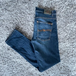 Nudie Jeans Grim Tim (Slim fit) Authentic Deen - Säljer nu dessa Nudie Jeans i den populära passformen Grim Tim | Använt men fortfarande i grymt skick | Strl: W34 L32 | Färg: Authentic Deen | Nypris: ~1400kr | Hör av dig vid minsta fundering :)