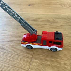 Leksaksbrandbil  - en leksaksbrandbil med utfällbar stege