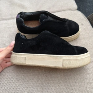 Svarta mockasneakers från Eytys - Snygga svarta sneakers från Eytys i mocka. Perfekta för dig som gillar stilrena och trendiga skor. Inte jätte använda men lite grann. Bara att skriva för mer bilder eller andra frågor🥰