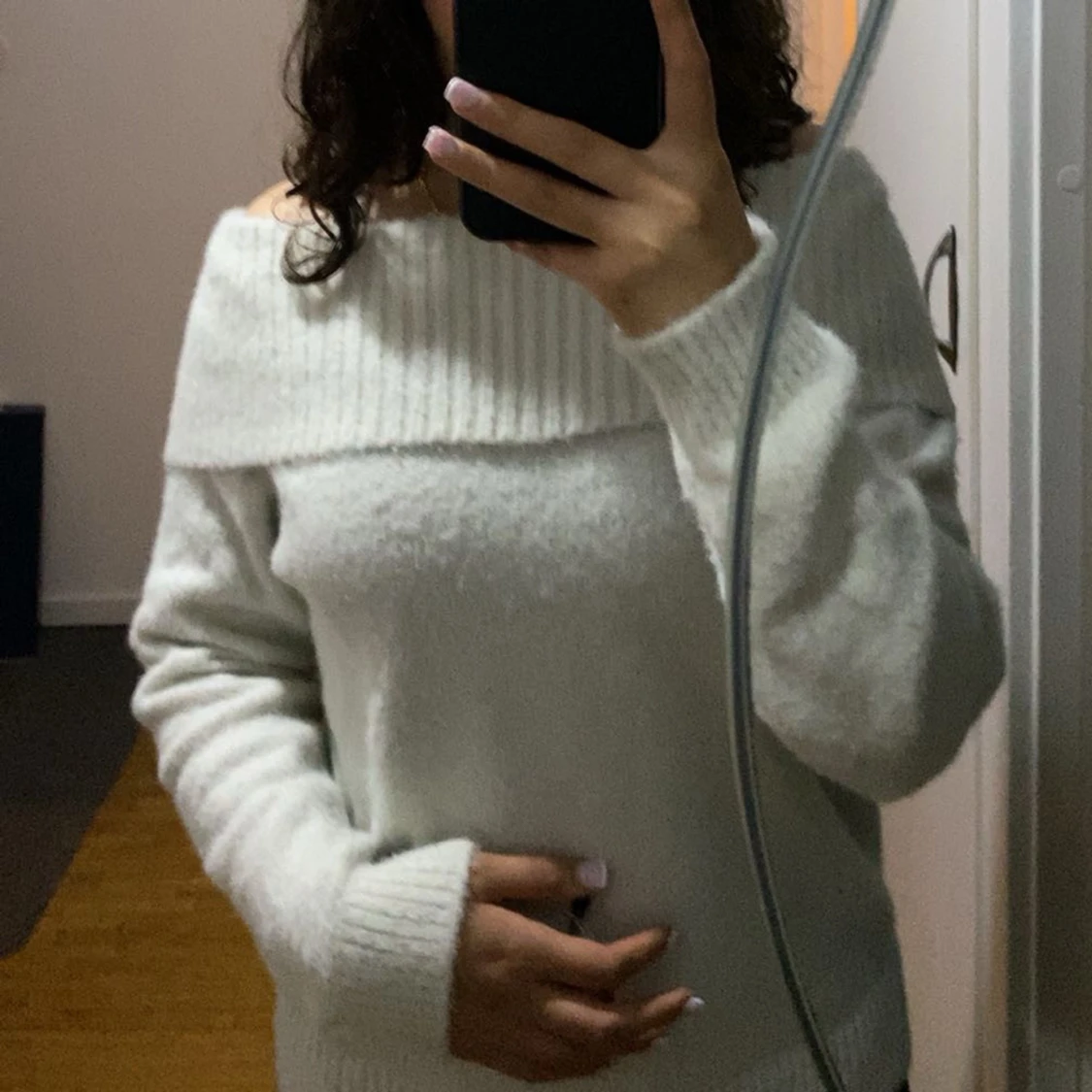 Vit offshoulder stickad tröja