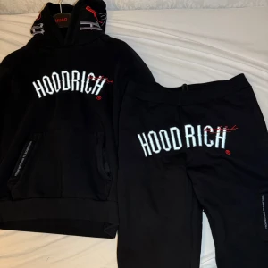 Svart Hoodrich Tracksuit - Säljer en Hoodrich Tracksuit som använts 1 gång sedan har den bara legat i garderoben eftersom den blivit stor för mig. Nypris 2400kr. Den här modellen säljs inte längre. Kvitto finns!