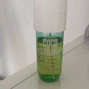Sol de Janeiro Coco Cabana Mist - Fräsch body mist från Sol de Janeiro i doften Coco Cabana Cheirosa '39. Flaskan är turkosgrön med vit spraykork och rymmer 90 ml. Finns inte längre att köpa. 